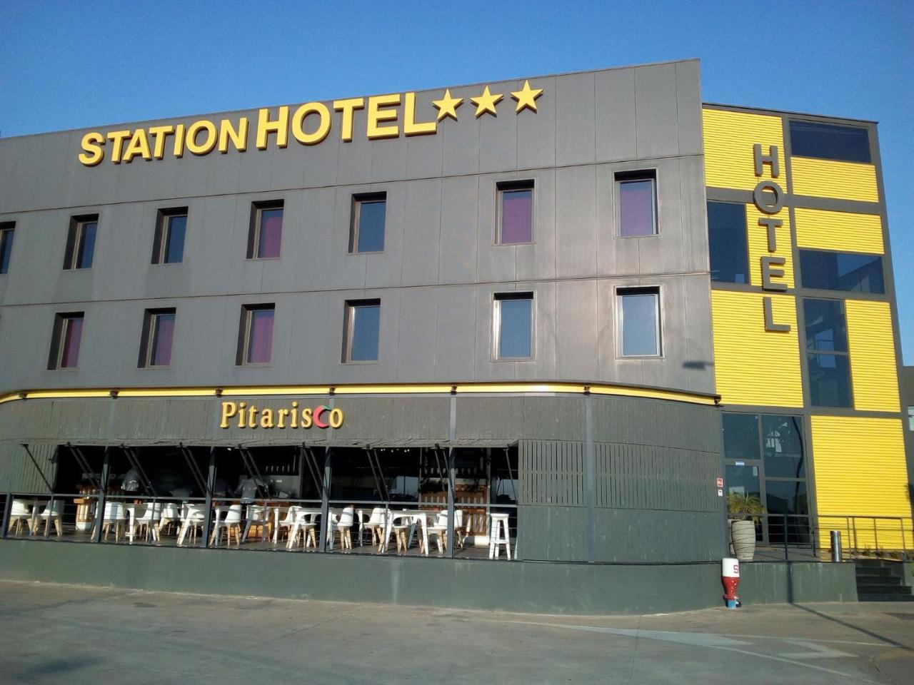 Station Hotel Viana Екстериор снимка